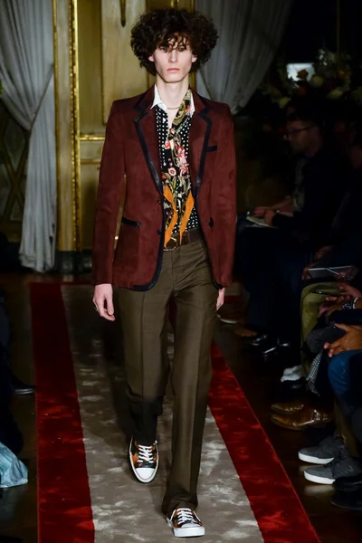 Look 17